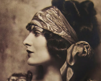 Photo Portrait of Silent Film Actress Evelyn Brent (c.1920) - Mabon Gallery